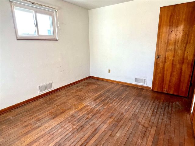 5719 Keefe St, Lincoln Place, PA 15207