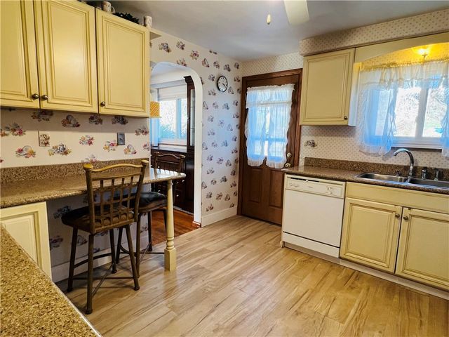 5719 Keefe St, Lincoln Place, PA 15207