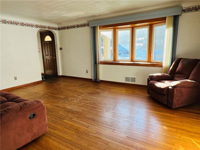 5719 Keefe St, Lincoln Place, PA 15207