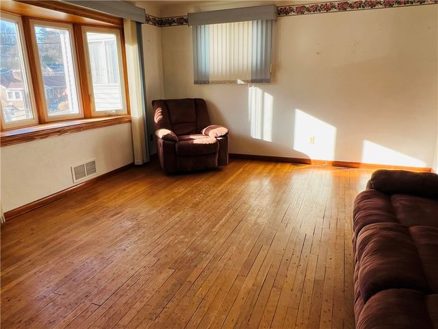 5719 Keefe St, Lincoln Place, PA 15207