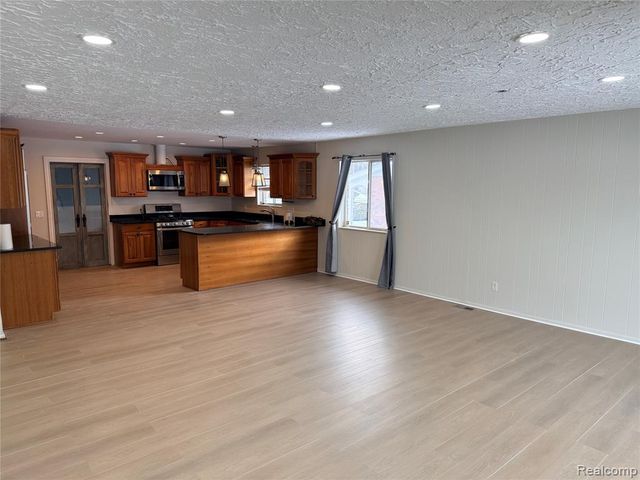 687 Sunnybeach Drive, White Lake, MI 48386