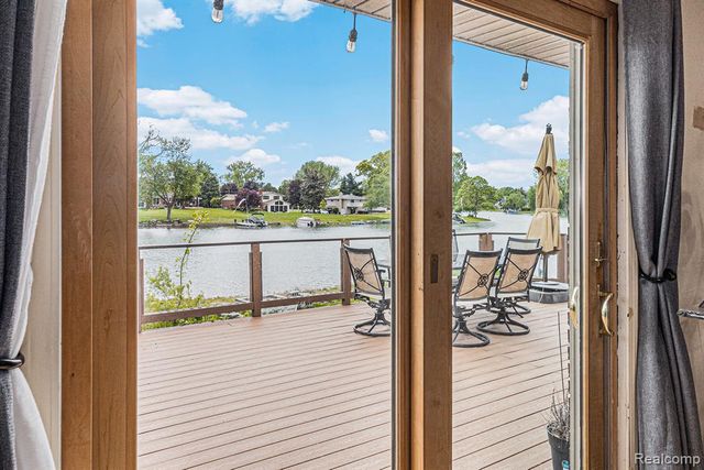 687 Sunnybeach Drive, White Lake, MI 48386