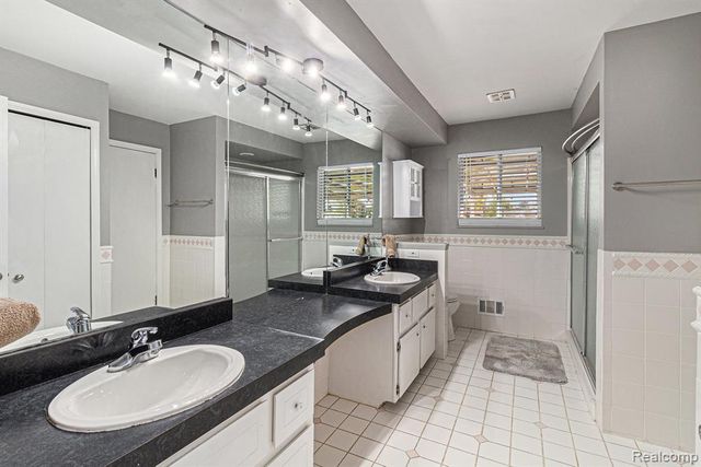 687 Sunnybeach Drive, White Lake, MI 48386