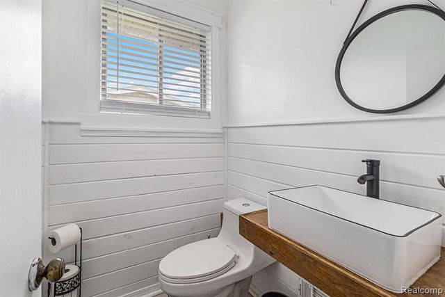 687 Sunnybeach Drive, White Lake, MI 48386