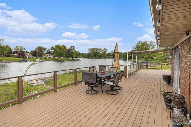 687 Sunnybeach Drive, White Lake, MI 48386