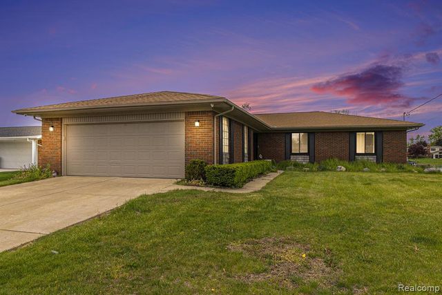 687 Sunnybeach Drive, White Lake, MI 48386