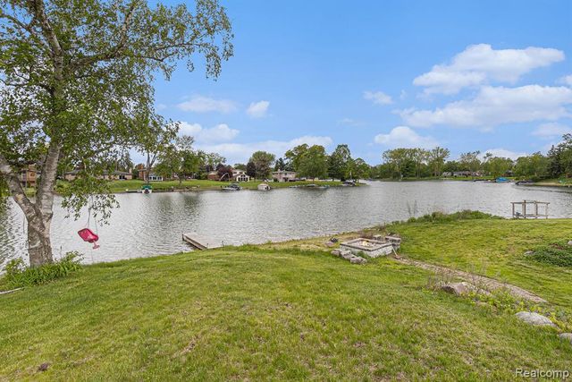 687 Sunnybeach Drive, White Lake, MI 48386
