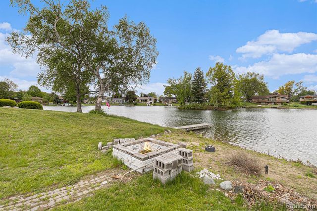 687 Sunnybeach Drive, White Lake, MI 48386