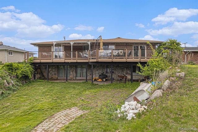 687 Sunnybeach Drive, White Lake, MI 48386