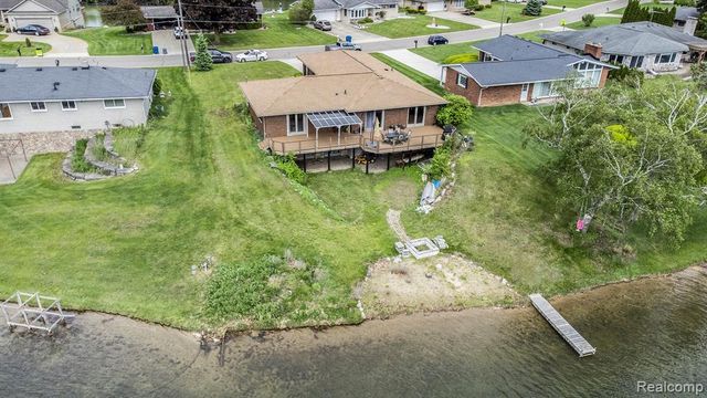 687 Sunnybeach Drive, White Lake, MI 48386
