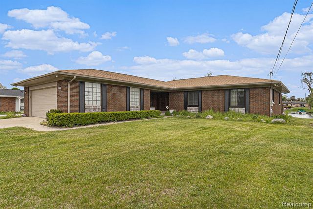 687 Sunnybeach Drive, White Lake, MI 48386