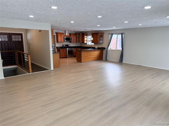 687 Sunnybeach Drive, White Lake, MI 48386