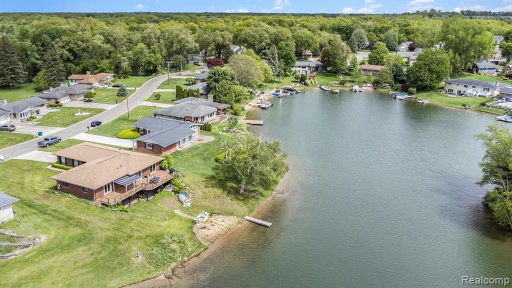 687 Sunnybeach Drive, White Lake, MI 48386