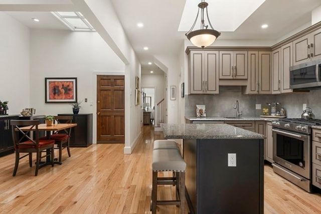 31 Bay State Rd 4, Boston, MA 02215