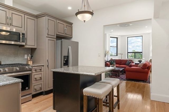 31 Bay State Rd 4, Boston, MA 02215