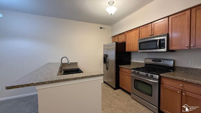 930 W Summerfield Glenn Circle, Ann Arbor, MI 48103