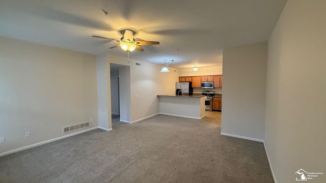 930 W Summerfield Glenn Circle, Ann Arbor, MI 48103