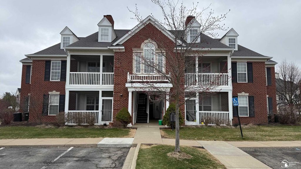 930 W Summerfield Glenn Circle, Ann Arbor, MI 48103