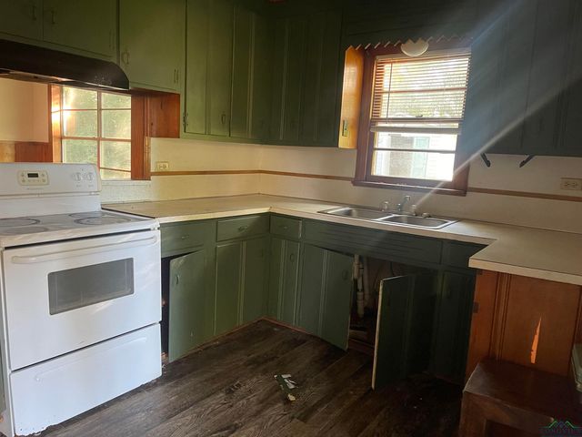 1203 Coffey St, Daingerfield, TX 75638