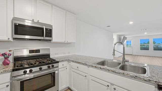 9211 Navarro Vista, Seguin, TX 78155