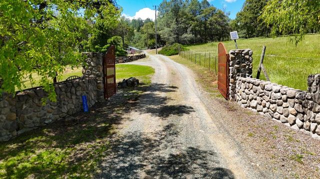 13540 N Keystone Ct, Penn Valley, CA 95946