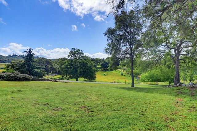 13540 N Keystone Ct, Penn Valley, CA 95946
