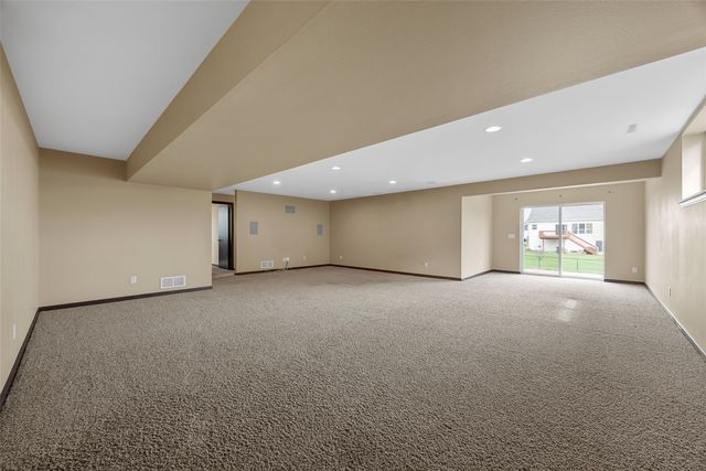 2106 Hallbrook ST SW, Cedar Rapids, IA 52404