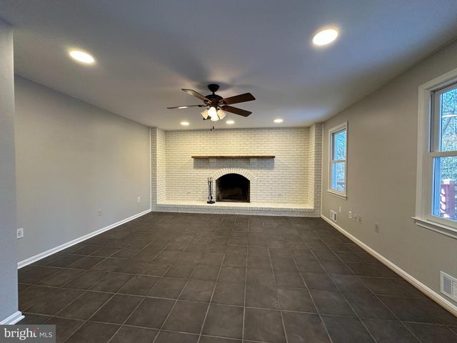 11560 HOLLY BRIAR LN, Great Falls, VA 22066