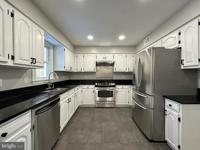11560 HOLLY BRIAR LN, Great Falls, VA 22066