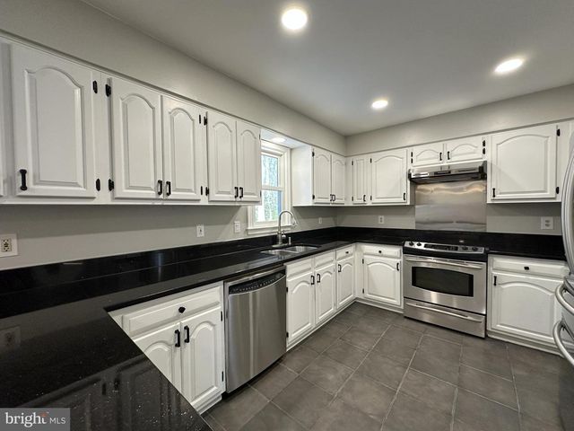 11560 HOLLY BRIAR LN, Great Falls, VA 22066