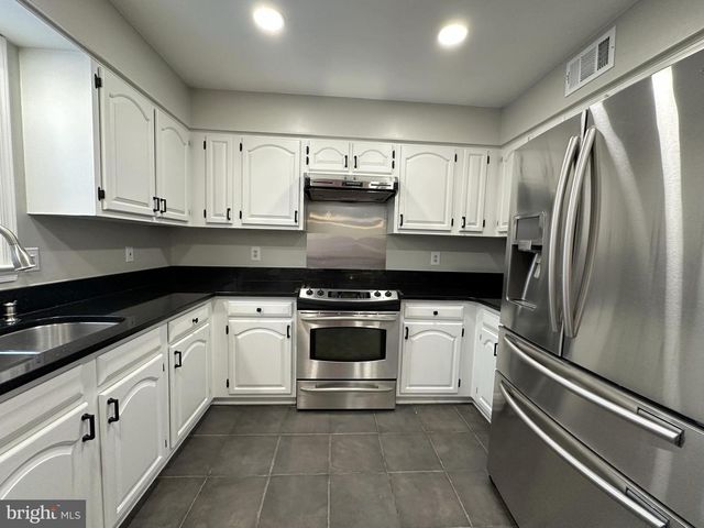 11560 HOLLY BRIAR LN, Great Falls, VA 22066
