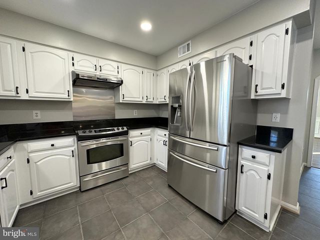11560 HOLLY BRIAR LN, Great Falls, VA 22066
