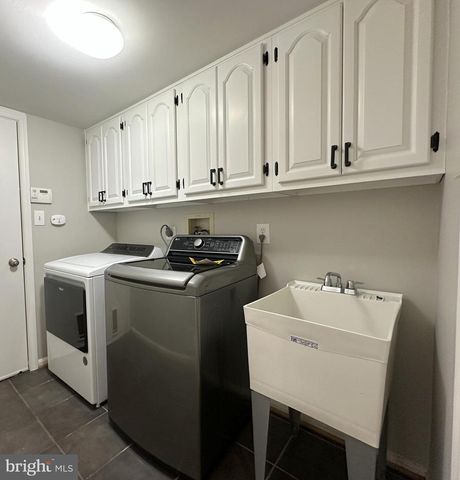 11560 HOLLY BRIAR LN, Great Falls, VA 22066