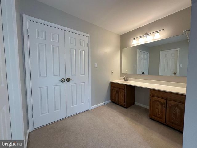 11560 HOLLY BRIAR LN, Great Falls, VA 22066