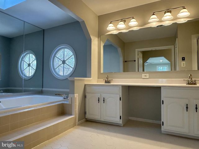 11560 HOLLY BRIAR LN, Great Falls, VA 22066