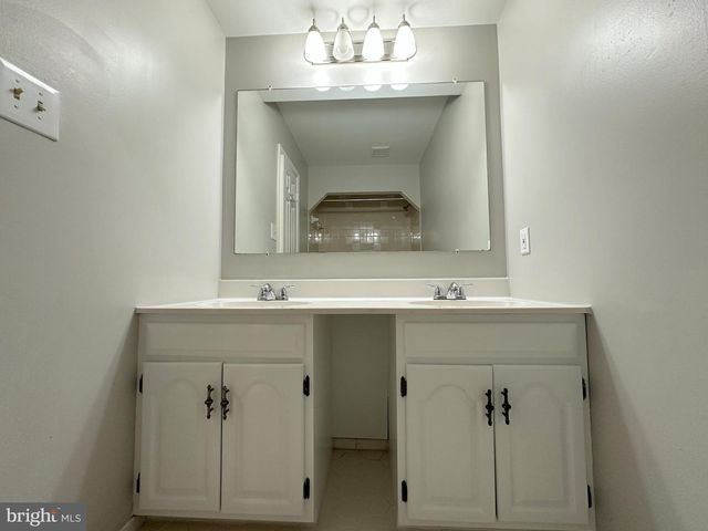 11560 HOLLY BRIAR LN, Great Falls, VA 22066