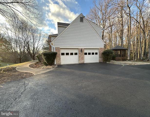 11560 HOLLY BRIAR LN, Great Falls, VA 22066