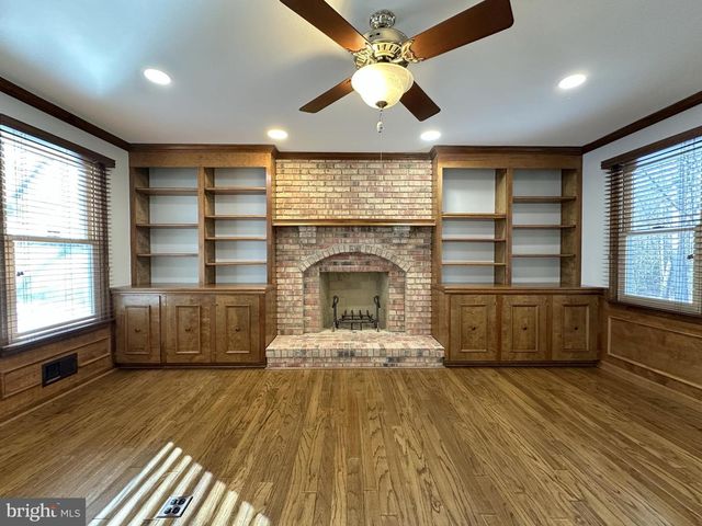 11560 HOLLY BRIAR LN, Great Falls, VA 22066