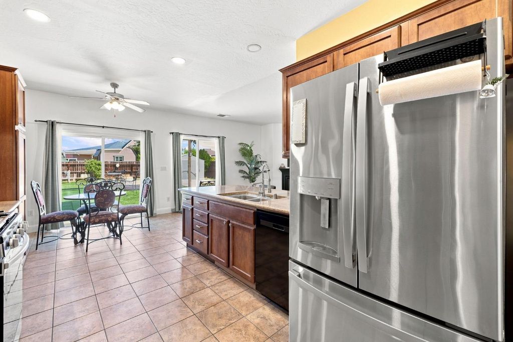 Image 11 of property listing at 537 S Fordham Avenue, Fresno, CA 93727