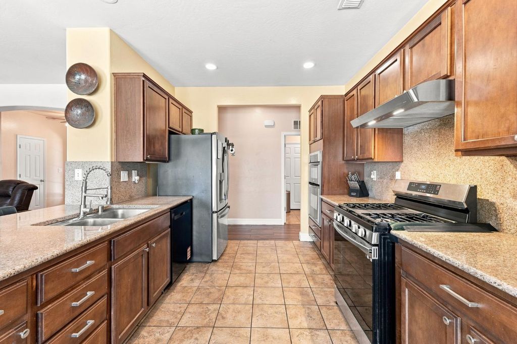 Image 12 of property listing at 537 S Fordham Avenue, Fresno, CA 93727