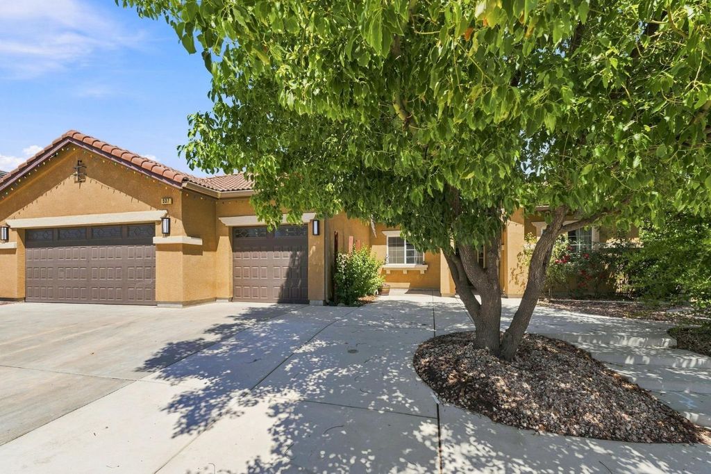 Image 2 of property listing at 537 S Fordham Avenue, Fresno, CA 93727