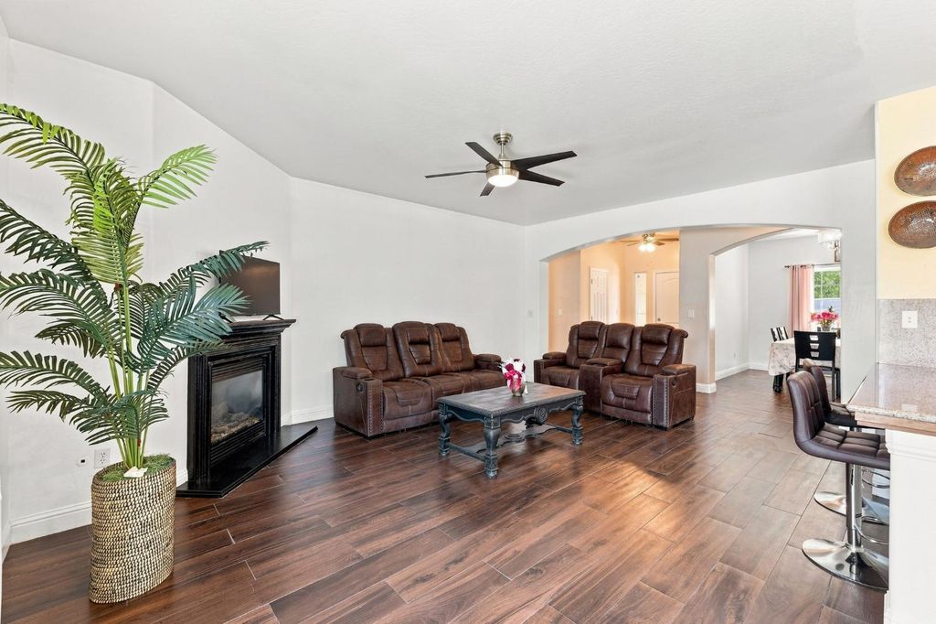 Image 8 of property listing at 537 S Fordham Avenue, Fresno, CA 93727