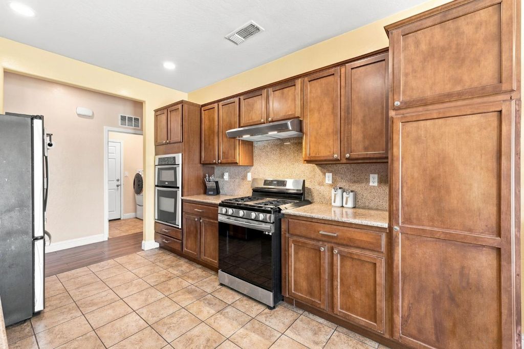 Image 9 of property listing at 537 S Fordham Avenue, Fresno, CA 93727