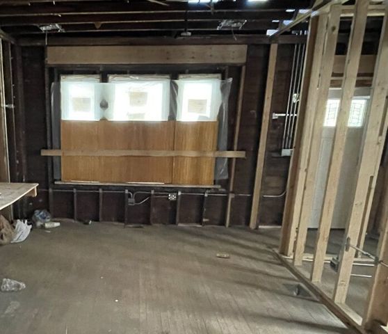 7821 S Oglesby Avenue, Chicago, IL 60649