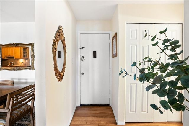 8896 David Place 2E, Des Plaines, IL 60016