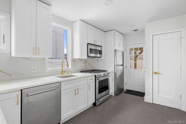 36 Kildare Road, Island Park, NY 11558