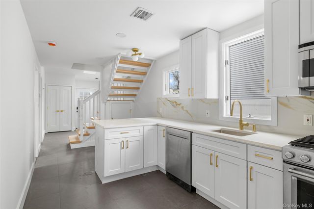 36 Kildare Road, Island Park, NY 11558