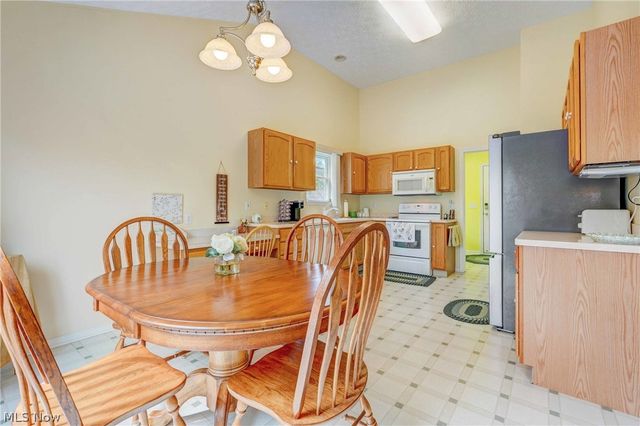 6041 Creekside Drive, Parma Heights, OH 44130