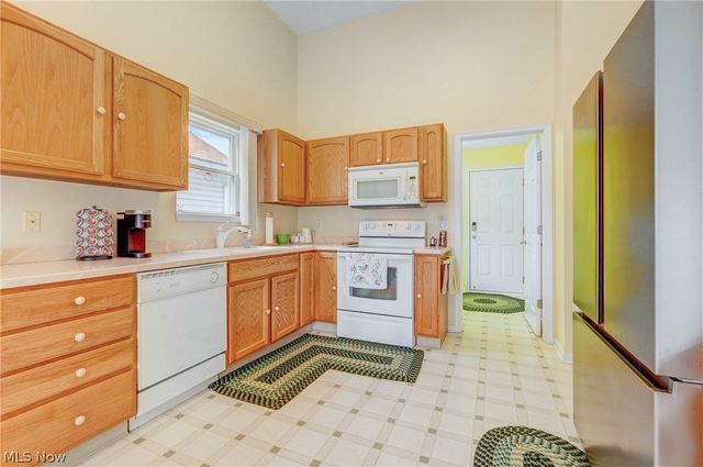 6041 Creekside Drive, Parma Heights, OH 44130