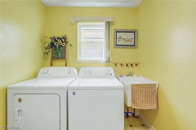 6041 Creekside Drive, Parma Heights, OH 44130